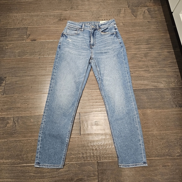 American Eagle Brand New Light Blue Mom Jeans sz 2 short - Picture 1 of 10